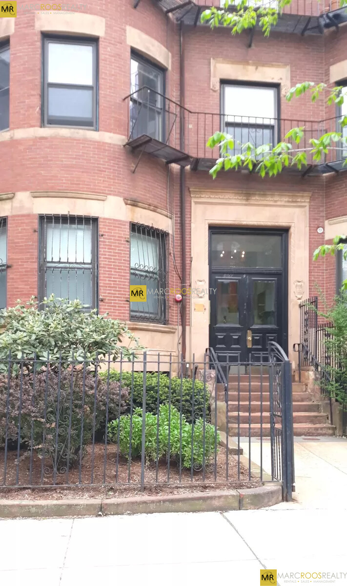 869 Beacon St, Fenway