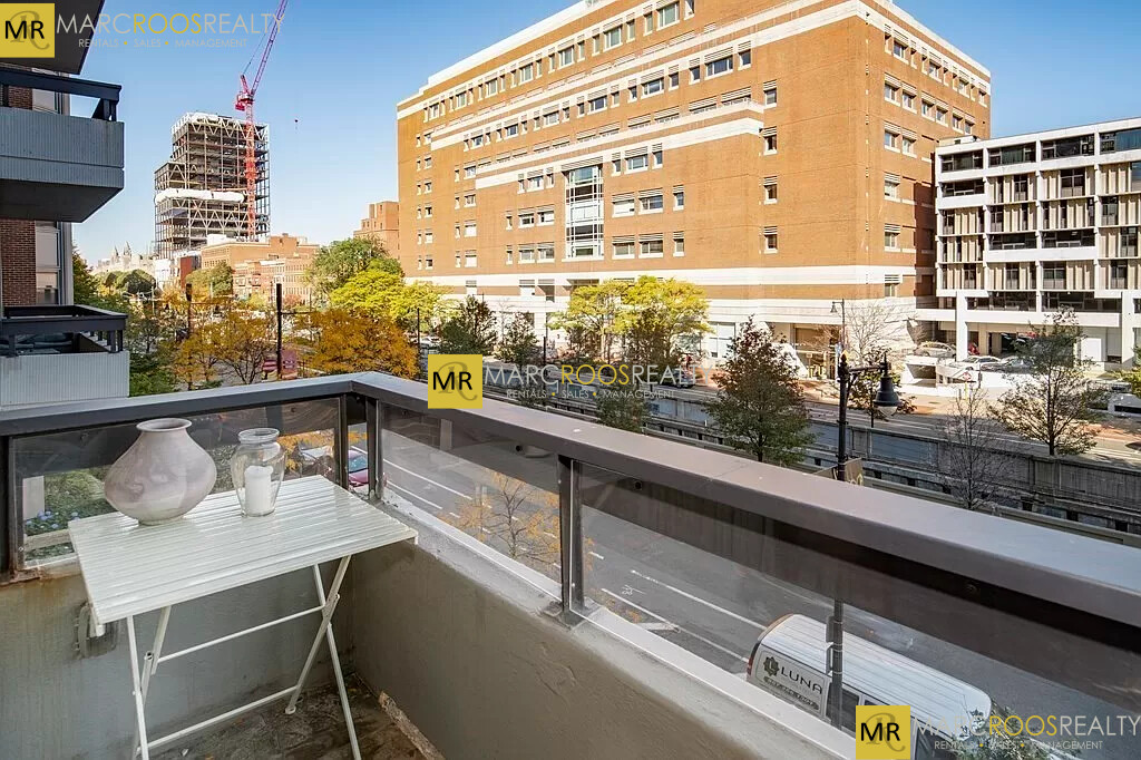 566 Commonwealth Ave, Fenway