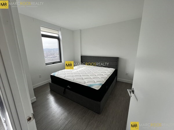 80 Fenwood Rd, Longwood