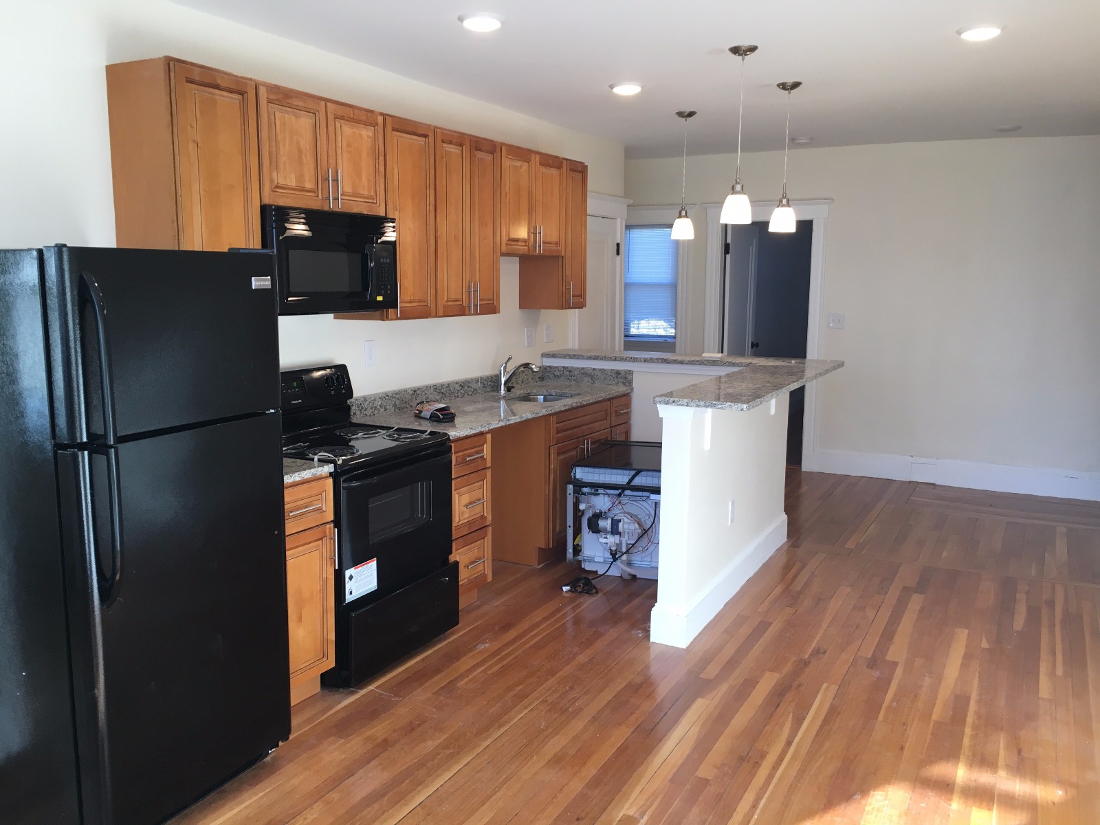 3 bed, 1 bath apartment for rent at 379 Broadway Unit 31, Winter Hill — photo 3 of 9