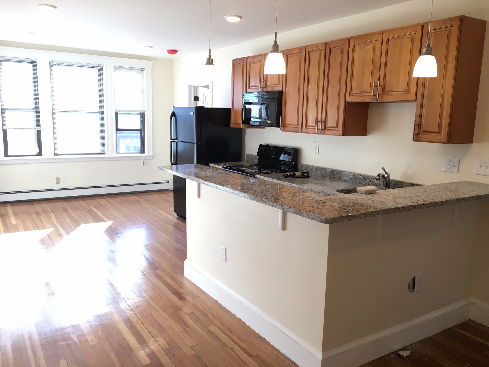 3 bed, 1 bath apartment for rent at 379 Broadway Unit 31, Winter Hill — photo 2 of 9