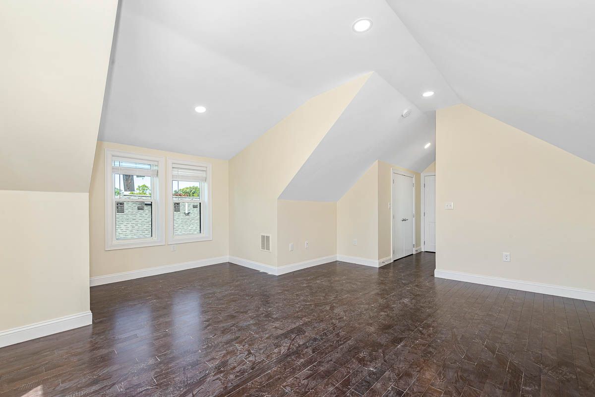 62 Bradbury Ave, Medford