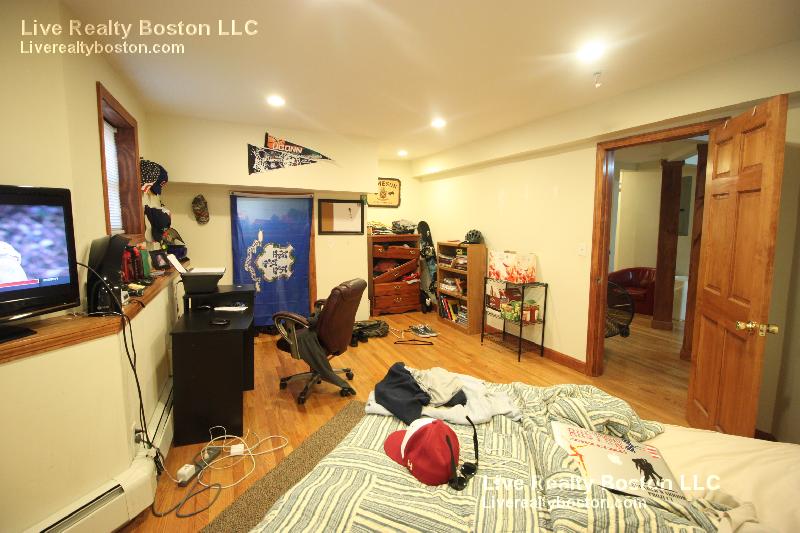 1422 Commonwealth Ave, Brighton