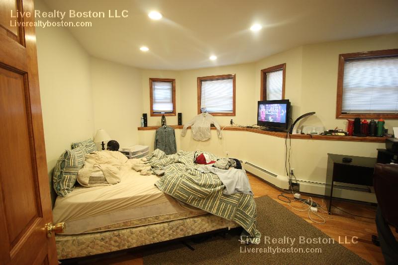 1422 Commonwealth Ave, Brighton