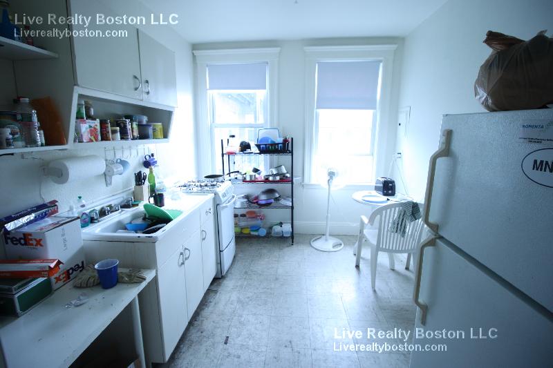 1634 Commonwealth, Brighton