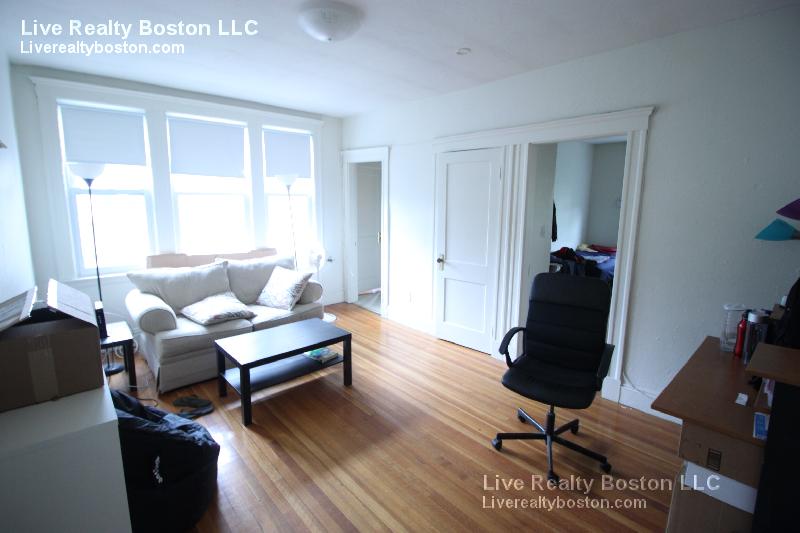 1634 Commonwealth, Brighton