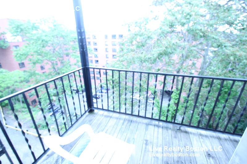 1634 Commonwealth, Brighton