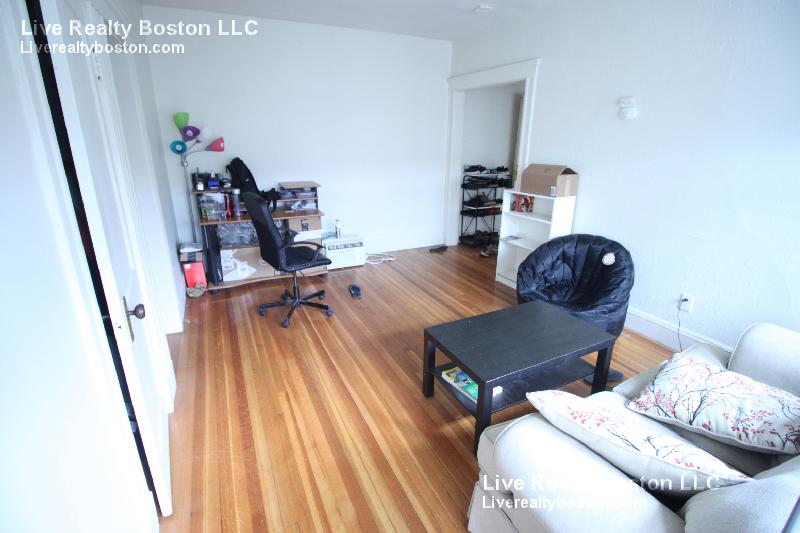 1634 Commonwealth, Brighton