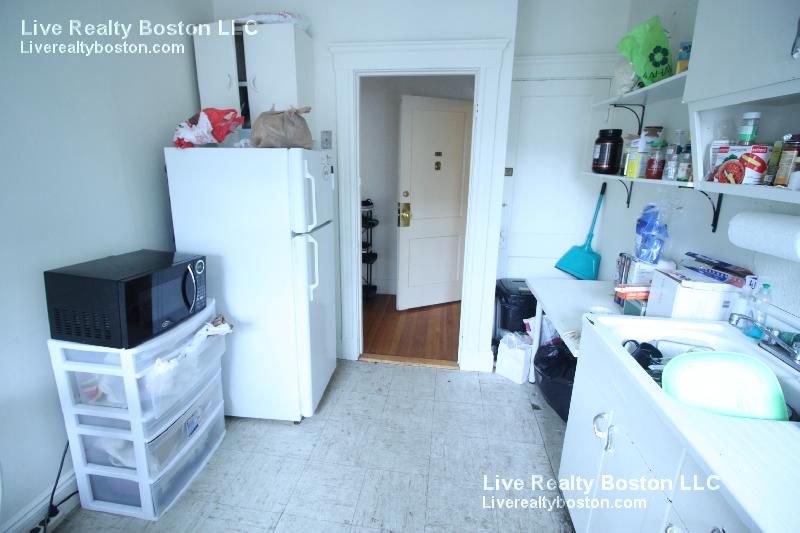 1634 Commonwealth, Brighton