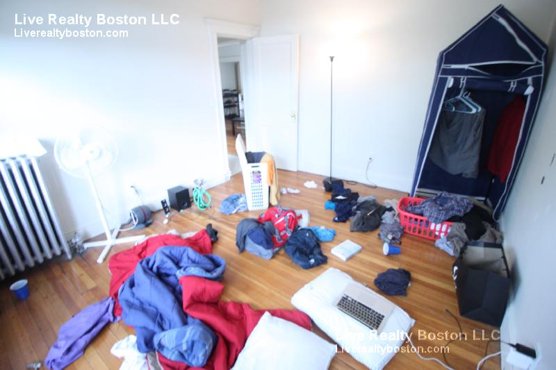 1634 Commonwealth, Brighton