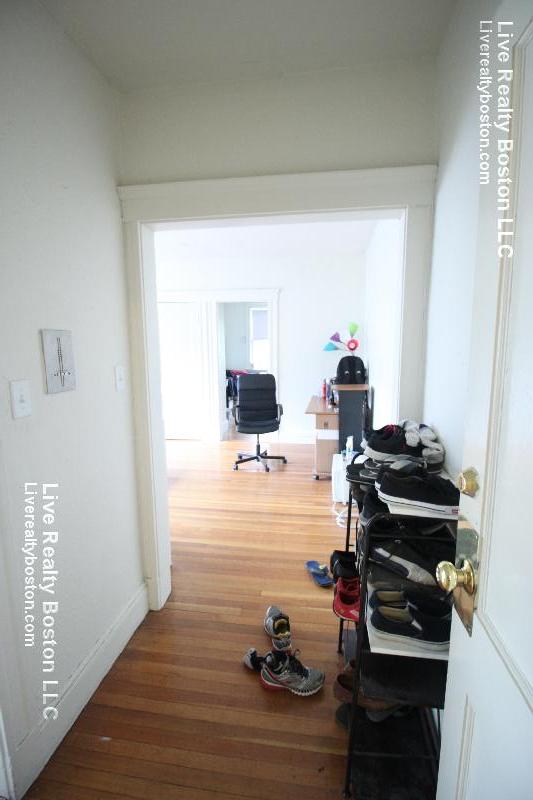 1634 Commonwealth, Brighton