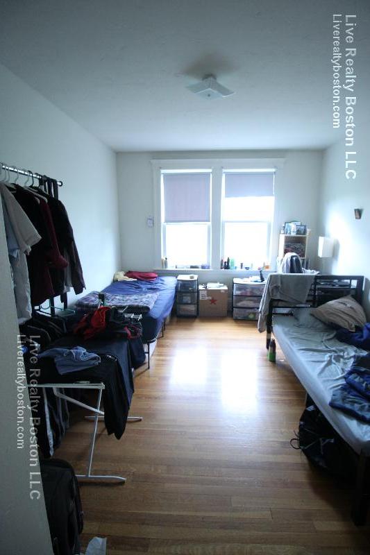 1634 Commonwealth, Brighton