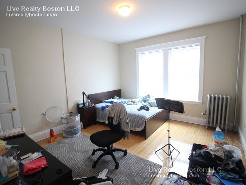 8 Farrington Ave, Allston