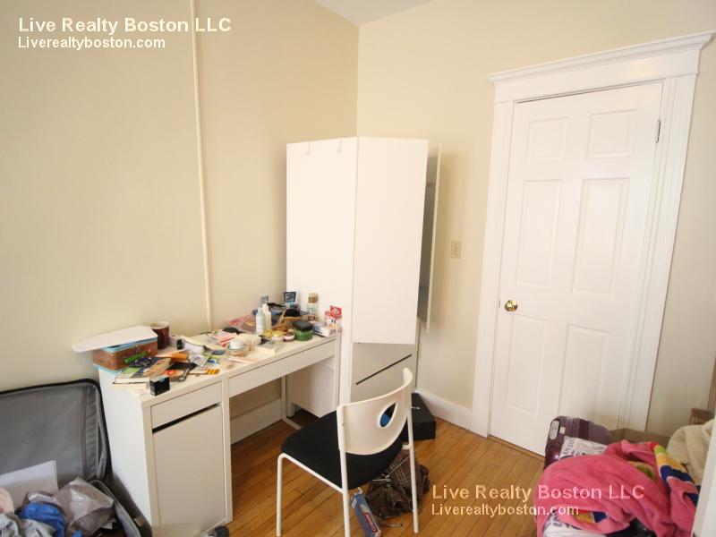 8 Farrington Ave, Allston