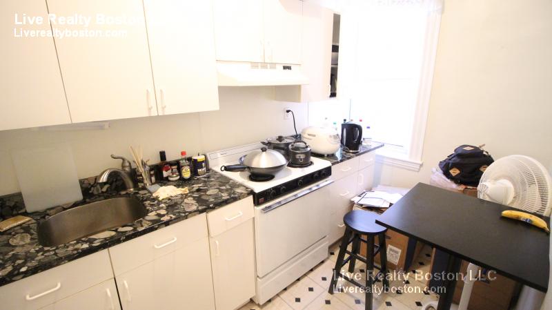 208 Winthrop Rd, Brookline Hills