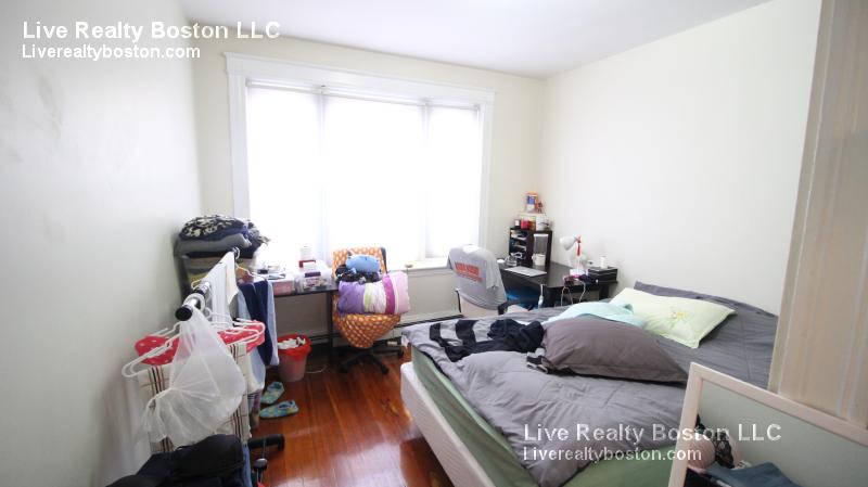 208 Winthrop Rd, Brookline Hills