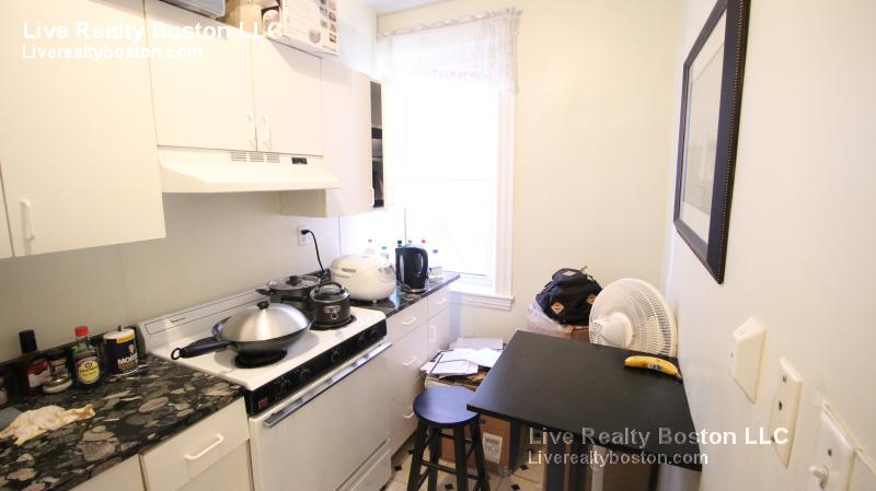 208 Winthrop Rd, Brookline Hills