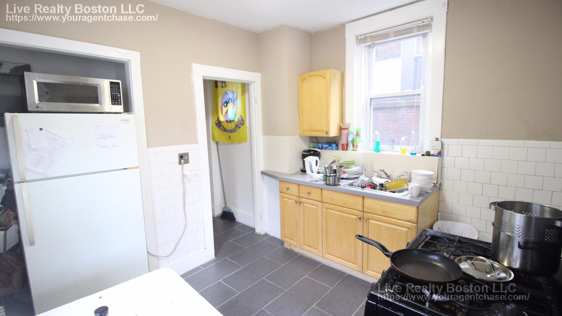 3 bed, 1 bath apartment for rent at 1377 A Commonwealth Ave Unit 2, Allston — photo 2 of 17