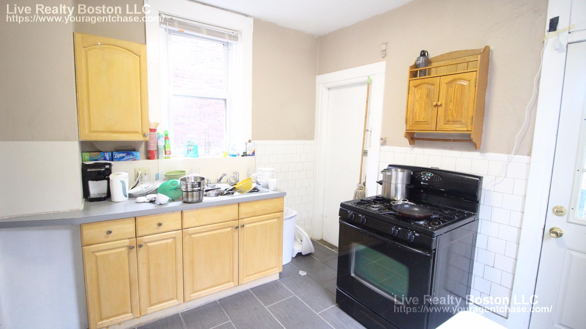 3 bed, 1 bath apartment for rent at 1377 A Commonwealth Ave Unit 2, Allston — photo 4 of 17