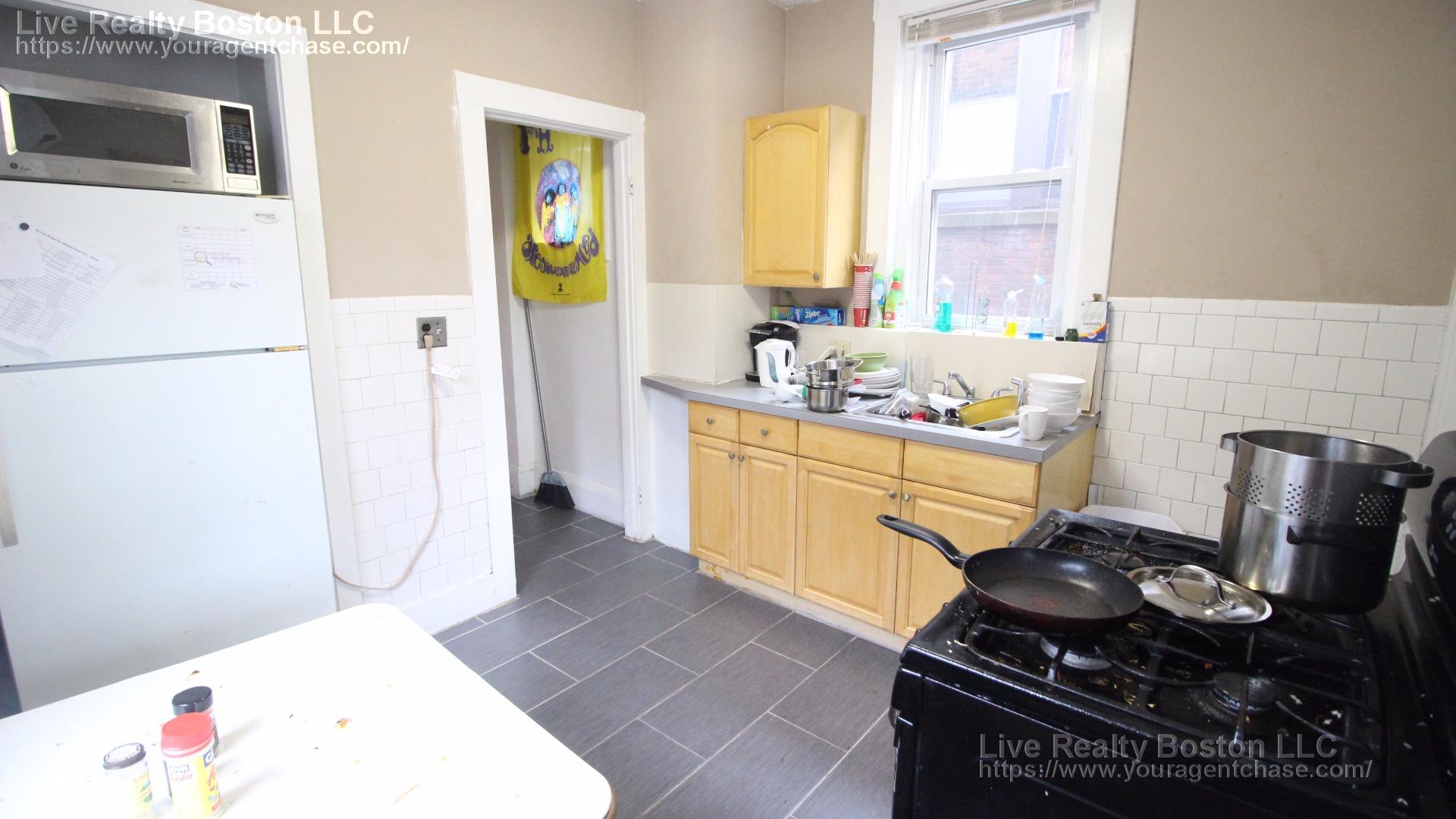 3 bed, 1 bath apartment for rent at 1377 A Commonwealth Ave Unit 2, Allston — photo 8 of 17