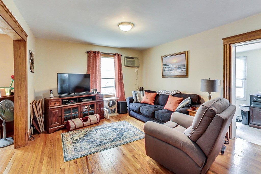 8 Chapman St, Watertown