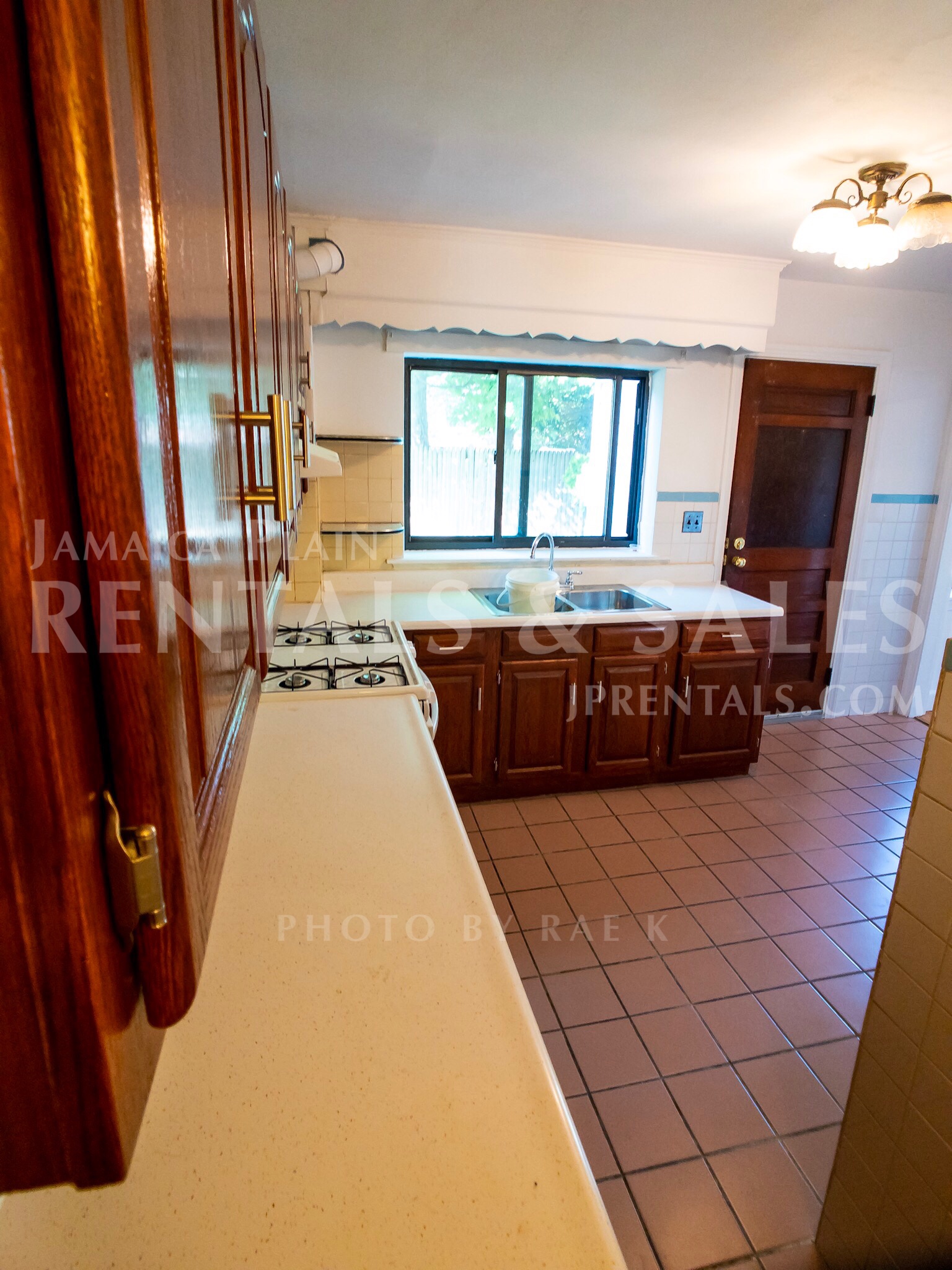 4 bed, 1.5 bath apartment for rent at 16 Jamaicaway Ct Unit 1, Jamaica Plain — photo 5 of 13