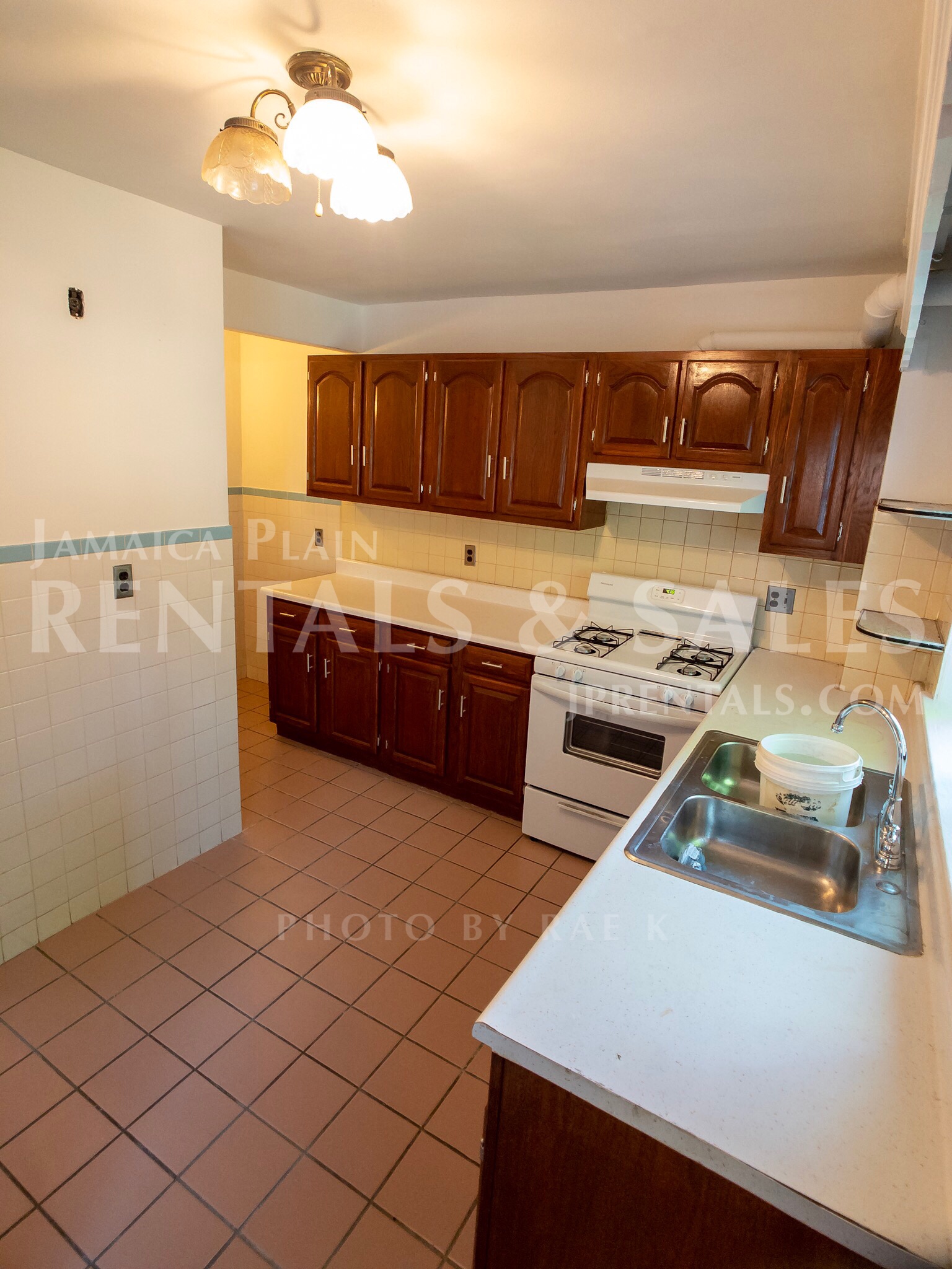 4 bed, 1.5 bath apartment for rent at 16 Jamaicaway Ct Unit 1, Jamaica Plain — photo 6 of 13