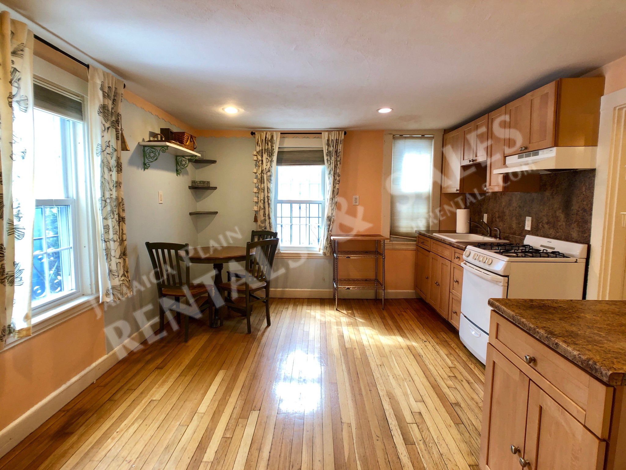 526 Centre St, Jamaica Plain