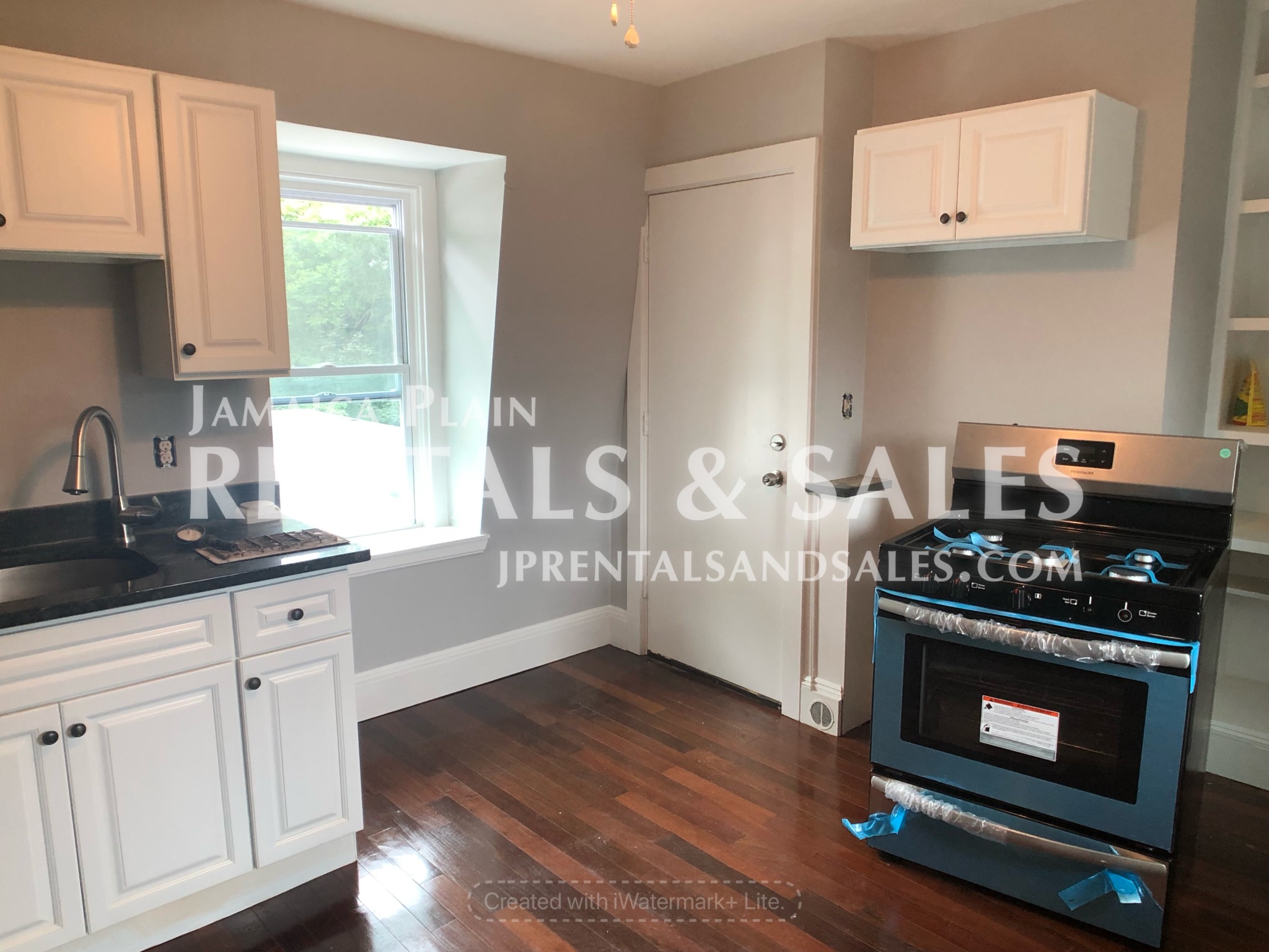 2 bed, 1 bath apartment for rent at 113 Pierce St Unit 2, Hyde Park — photo 2 of 11