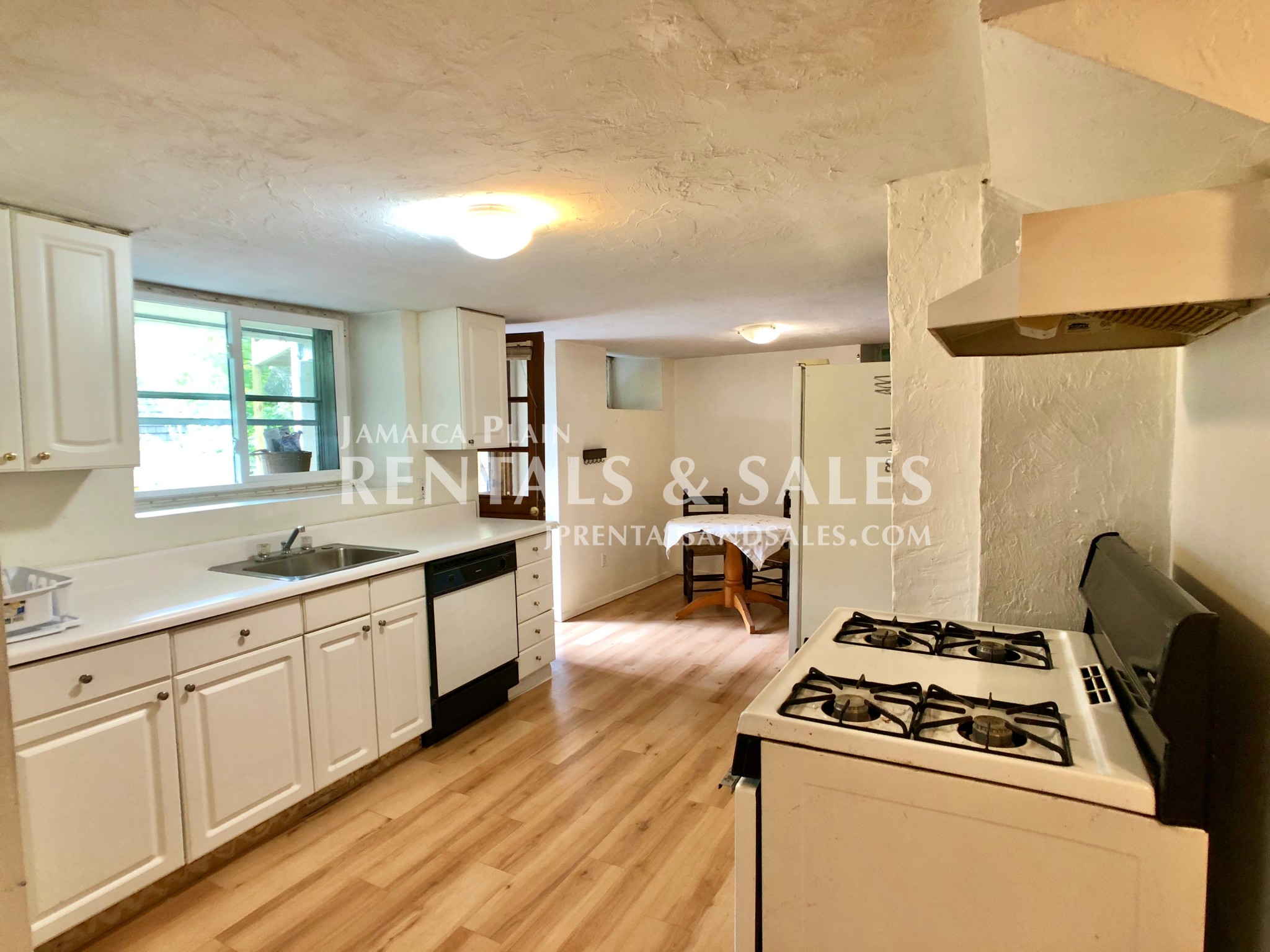 31 Oakview Ter, Jamaica Plain