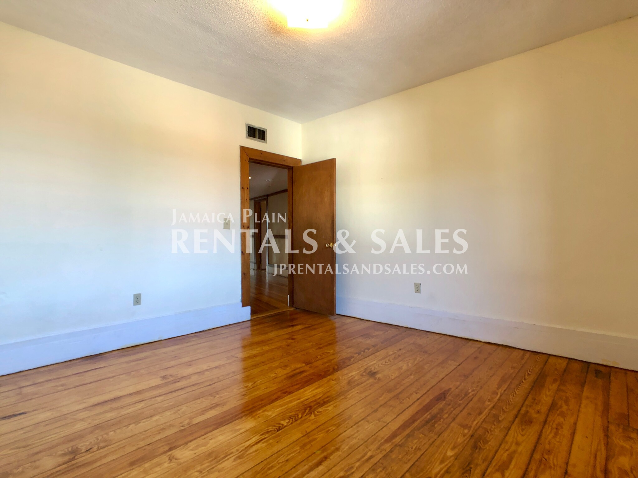 5 bed, 1 bath apartment for rent at 3 Glen Rd Unit 3 BR, Jamaica Plain — photo 8 of 11