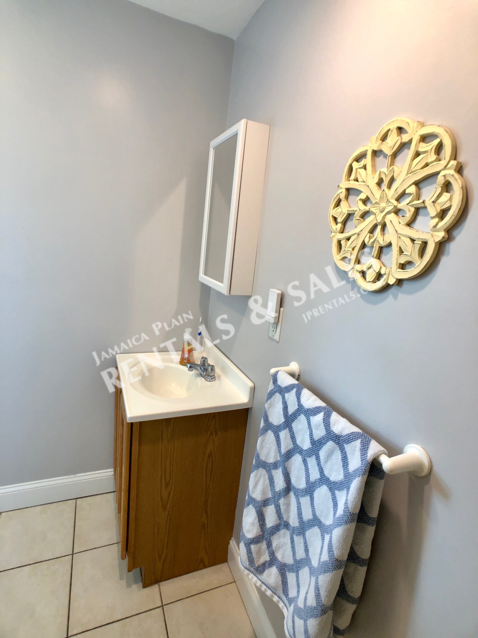 27 Clive St, Jamaica Plain