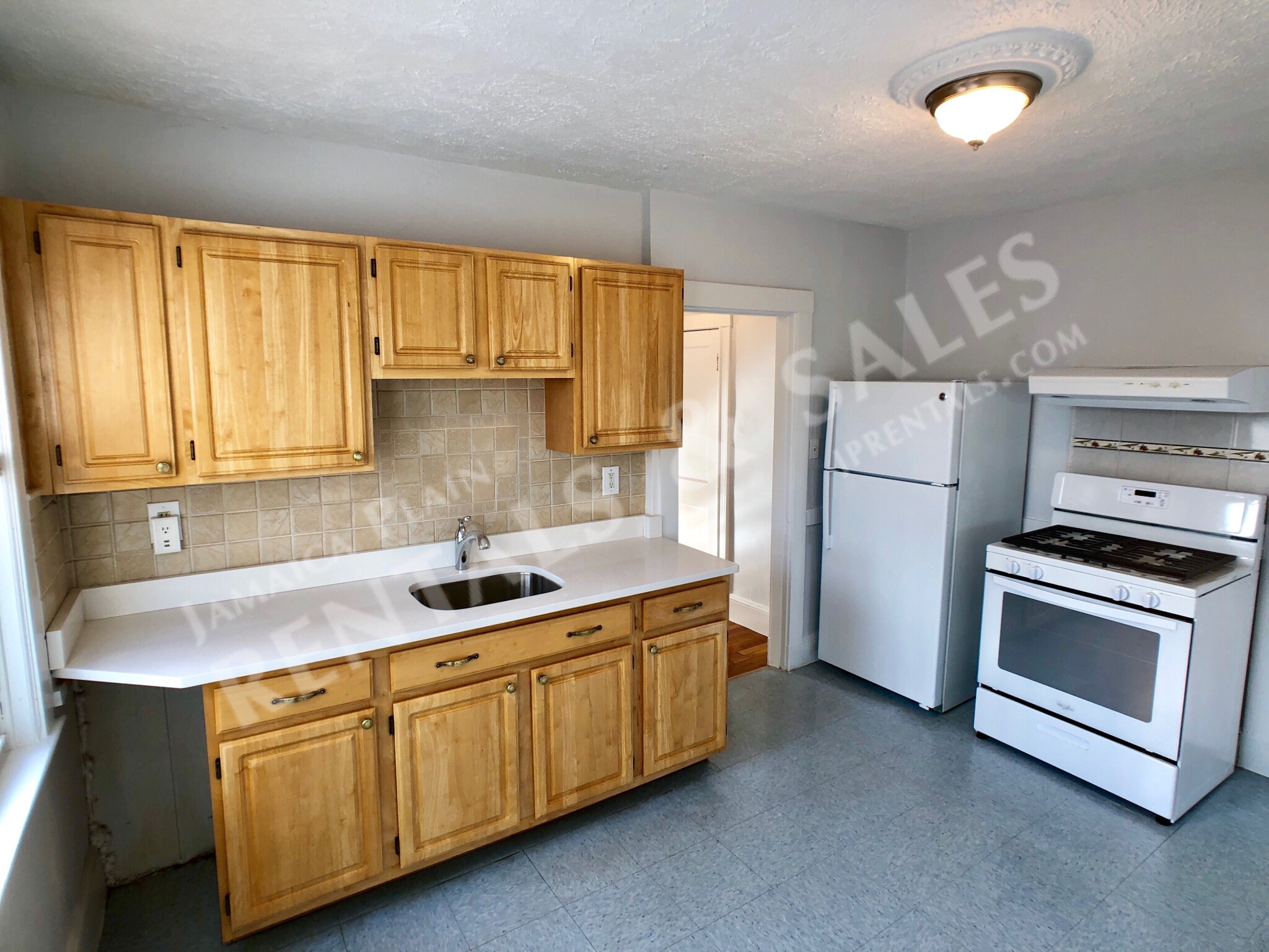 6 Lesher St, Jamaica Plain