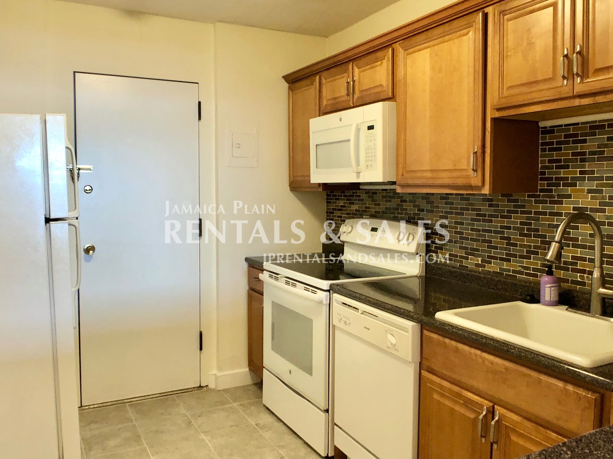2 bed, 1 bath apartment for rent at 18 Pond St Unit 1, Jamaica Plain — photo 5 of 13
