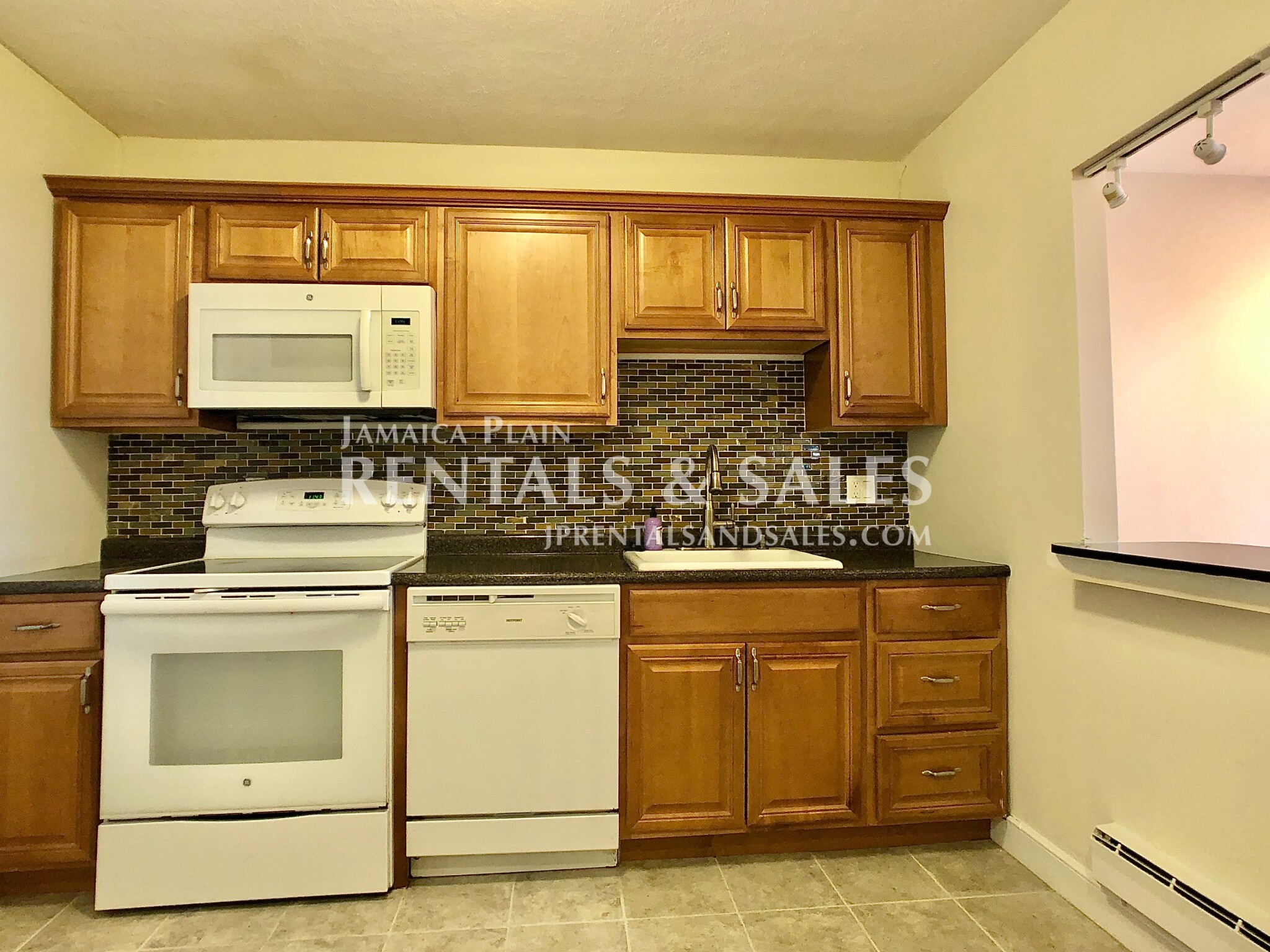 2 bed, 1 bath apartment for rent at 18 Pond St Unit 1, Jamaica Plain — photo 6 of 13