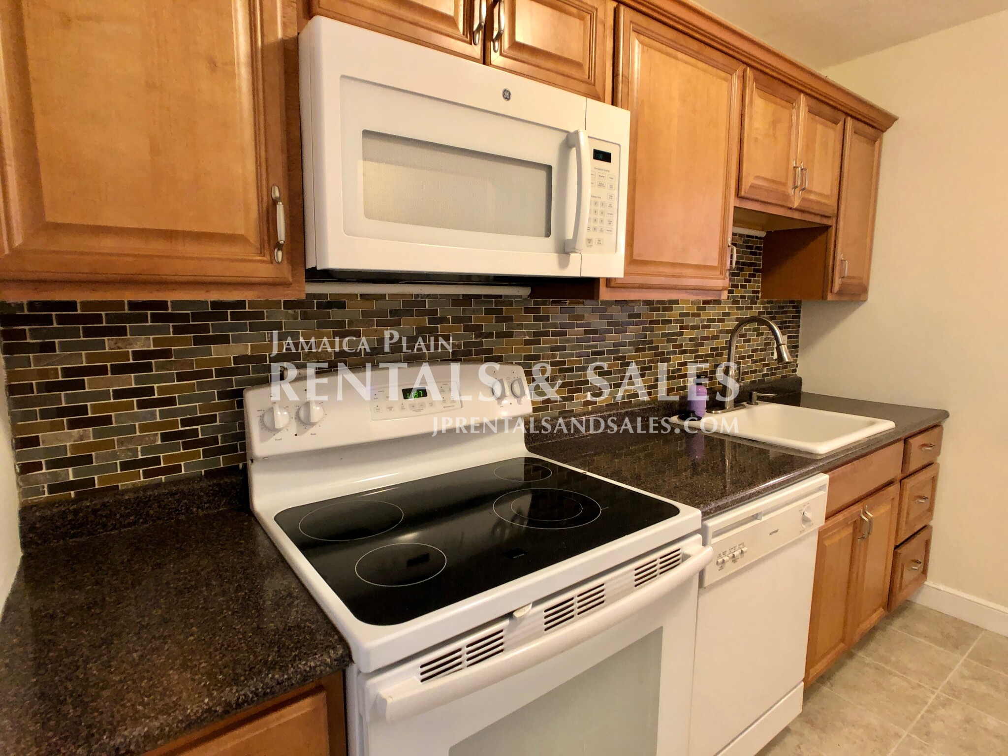 2 bed, 1 bath apartment for rent at 18 Pond St Unit 1, Jamaica Plain — photo 4 of 13