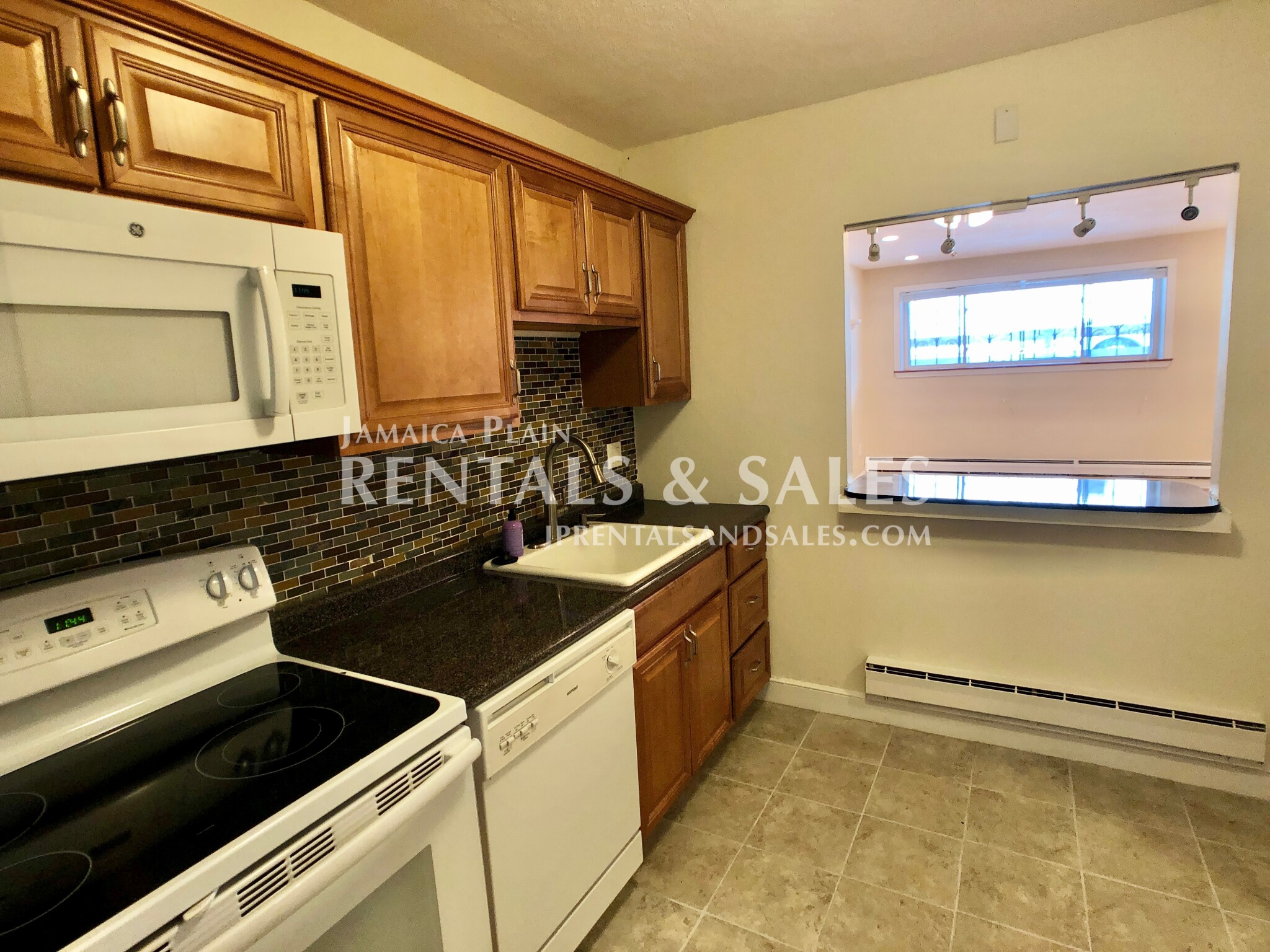 2 bed, 1 bath apartment for rent at 18 Pond St Unit 1, Jamaica Plain — photo 3 of 13