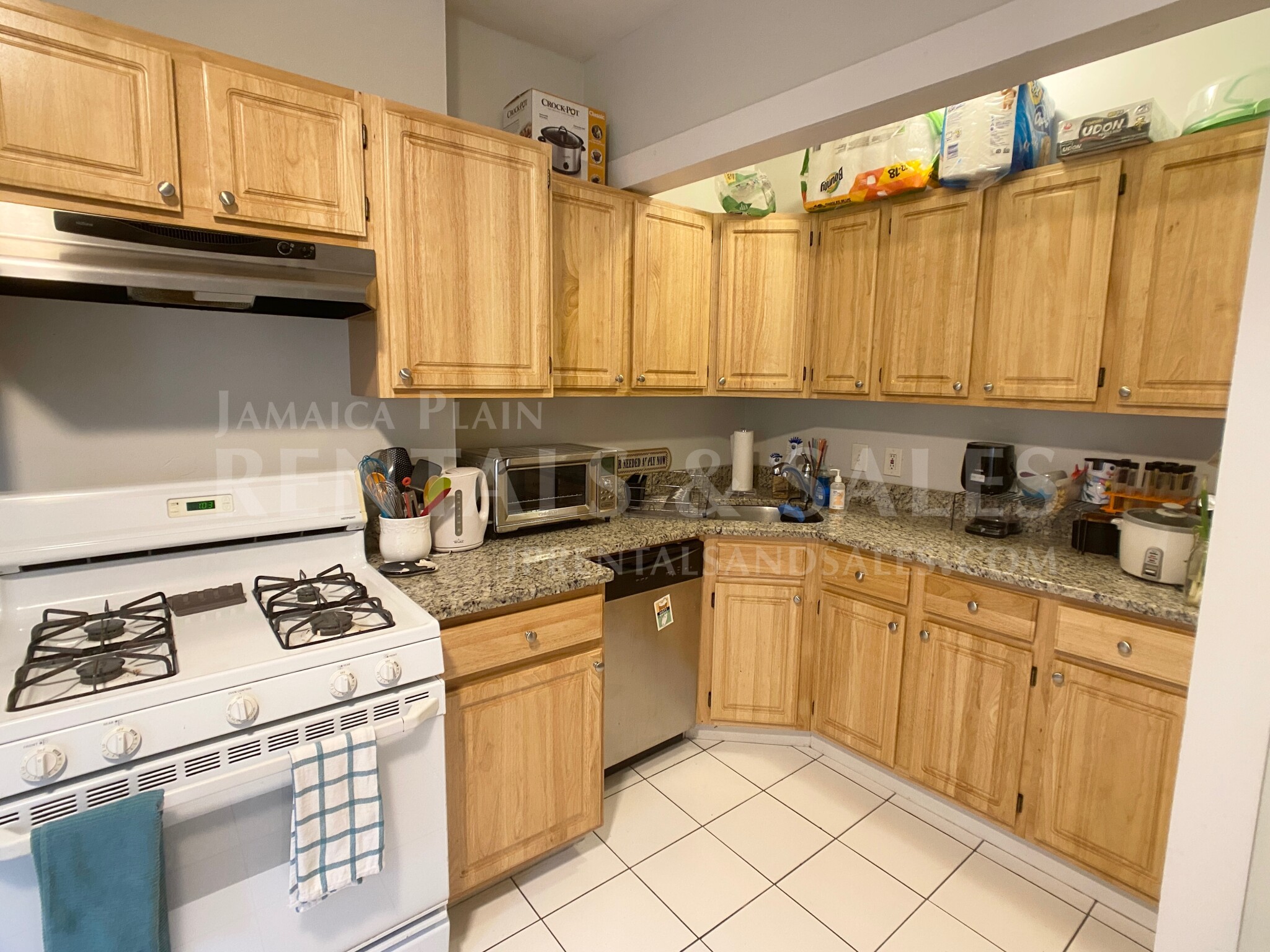 3 bed, 1 bath apartment for rent at 48 Green St Unit 1, Jamaica Plain — photo 4 of 18
