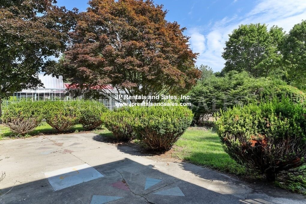4 bed, 2.5 bath apartment for rent at 19 Norton St, Hyde Park — photo 9 of 33