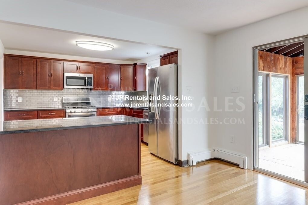 4 bed, 2.5 bath apartment for rent at 19 Norton St, Hyde Park — photo 4 of 33
