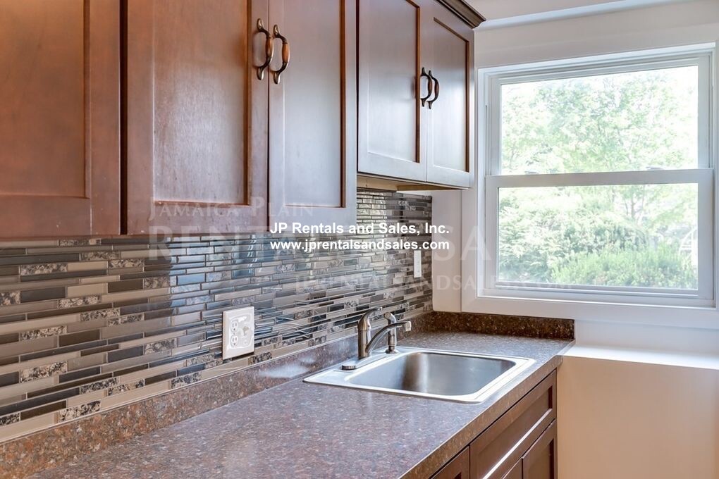 4 bed, 2.5 bath apartment for rent at 19 Norton St, Hyde Park — photo 3 of 33