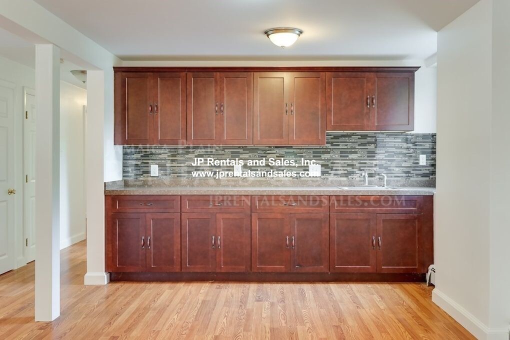 4 bed, 2.5 bath apartment for rent at 19 Norton St, Hyde Park — photo 11 of 33