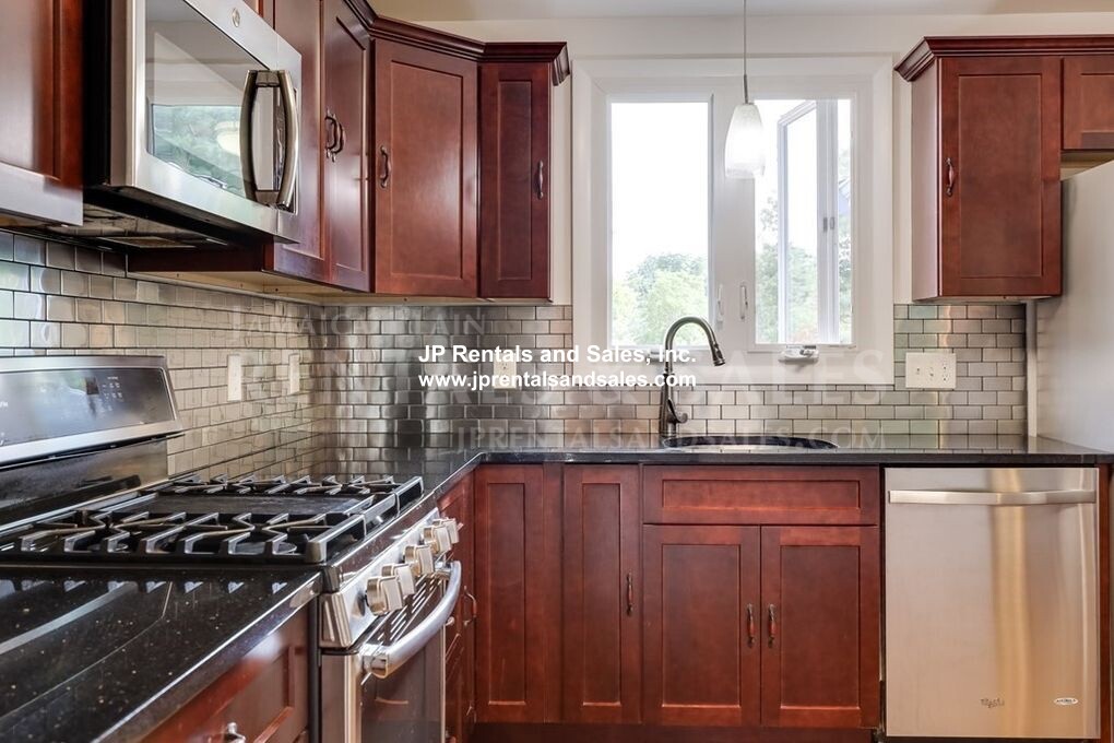 4 bed, 2.5 bath apartment for rent at 19 Norton St, Hyde Park — photo 2 of 33