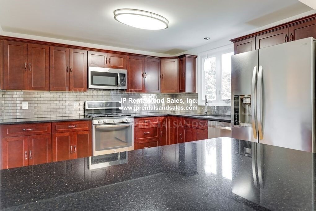 4 bed, 2.5 bath apartment for rent at 19 Norton St, Hyde Park