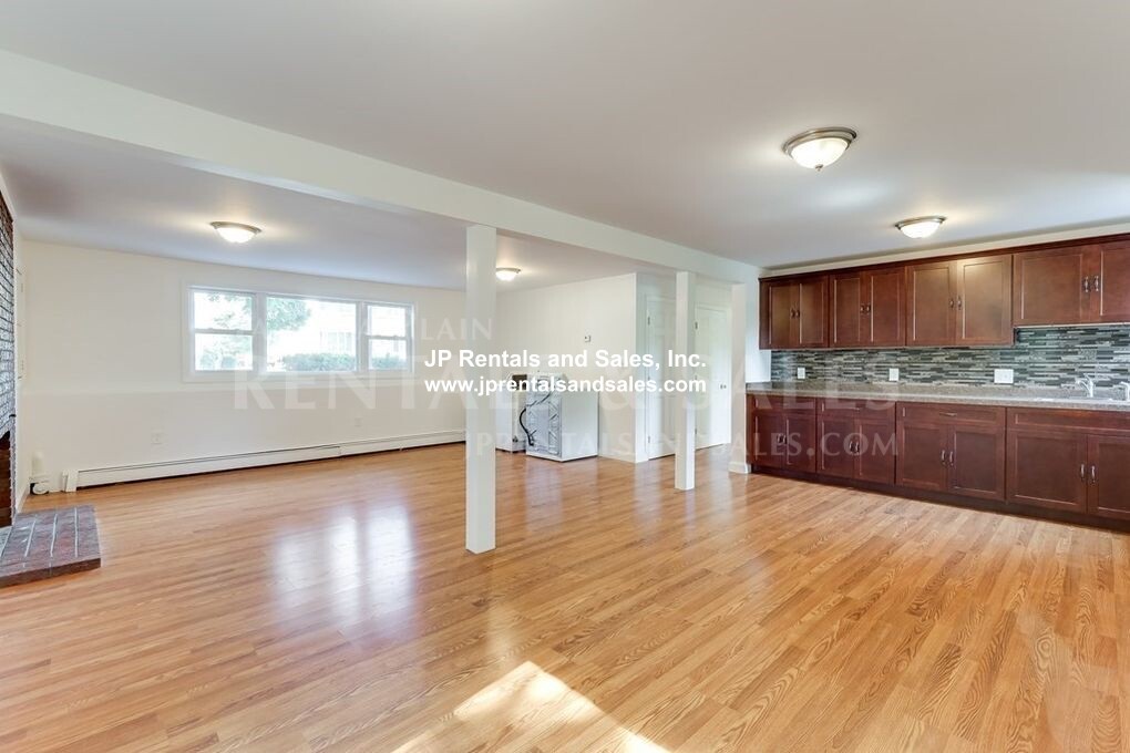 4 bed, 2.5 bath apartment for rent at 19 Norton St, Hyde Park — photo 10 of 33