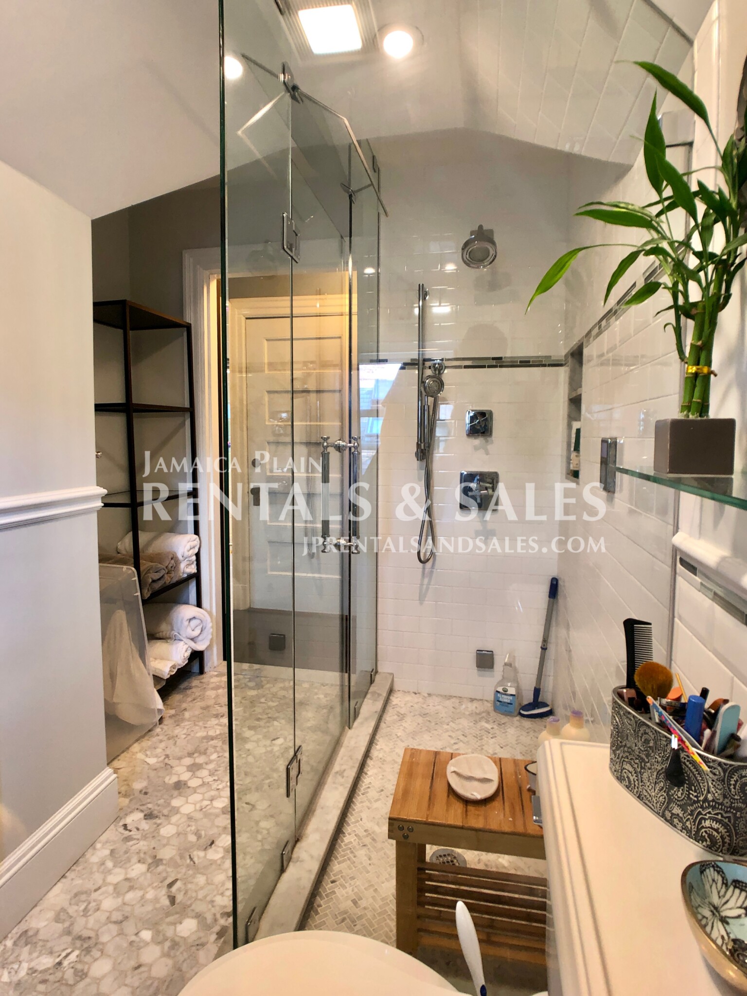 16 Oakview Ter, Jamaica Plain