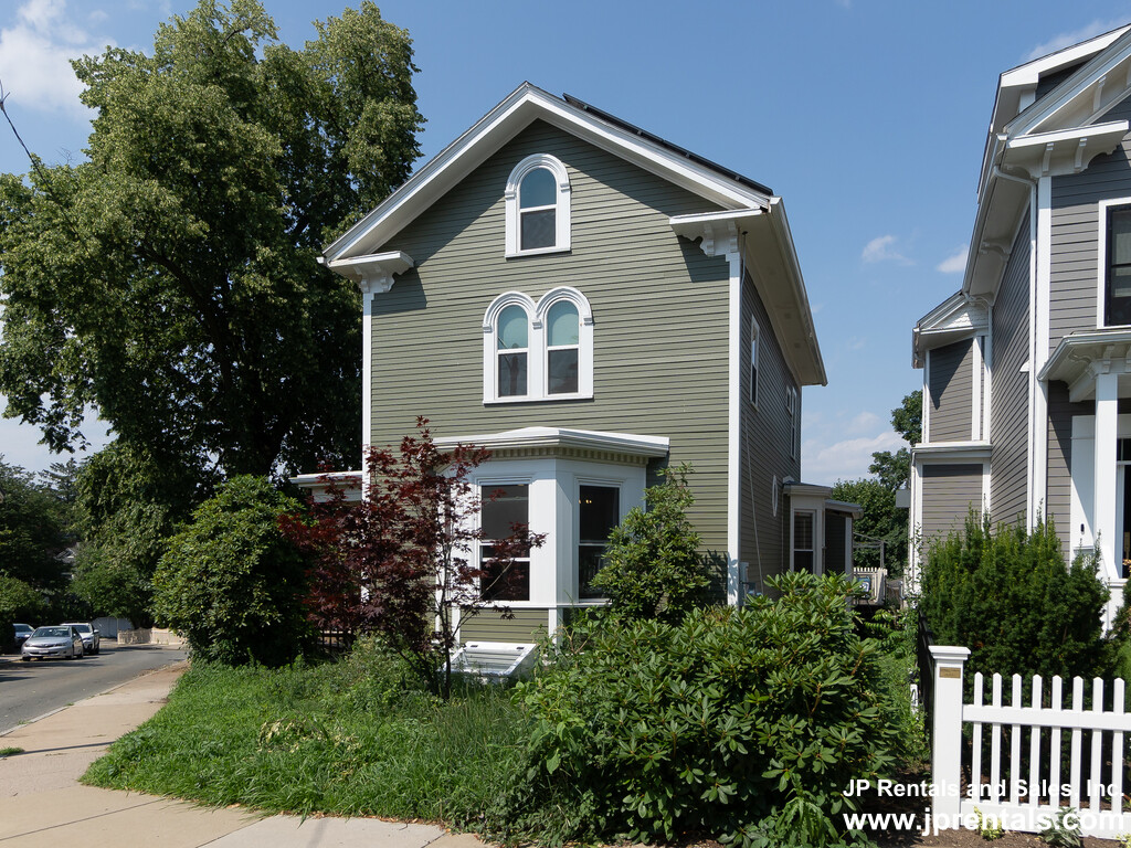 8 Alveston Ter, Jamaica Plain