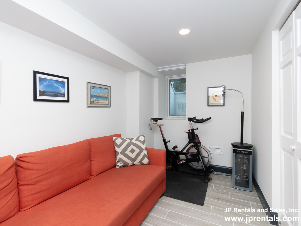 8 Alveston Ter, Jamaica Plain