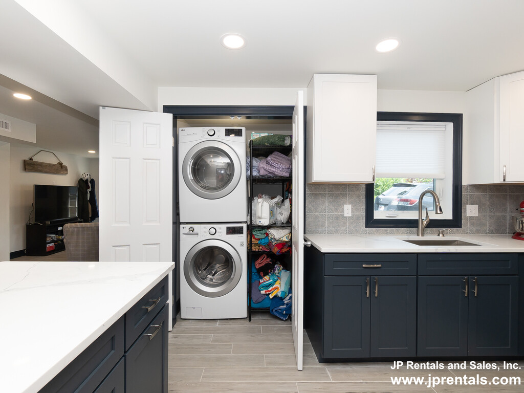 8 Alveston Ter, Jamaica Plain