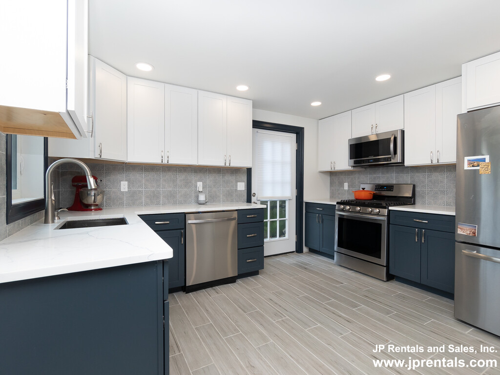 8 Alveston Ter, Jamaica Plain